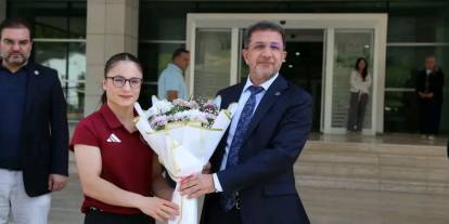 Şırnak üniversitesi rektörü alkış Yalgettekin'i çiçeklerle karşıladı