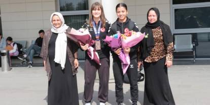 Avrupa Şampiyonası’ndan dönen Şırnaklı milli sporcular çiçeklerle karşılandı