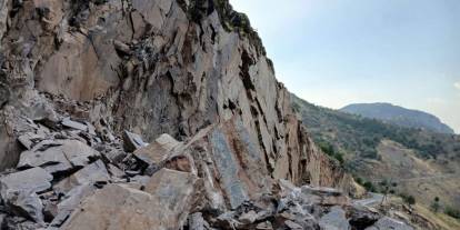 Şırnak-Beytüşşebap kara yolunda kaya düşmesi: Yol tek şeritten ulaşıma açıldı