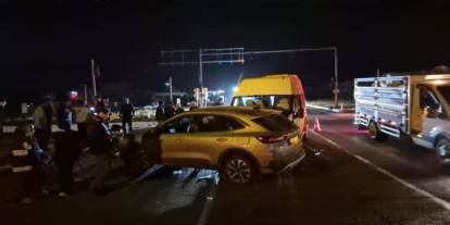 Otomobil ile minibüs çarpıştığı kazada 12 kişi yaralandı
