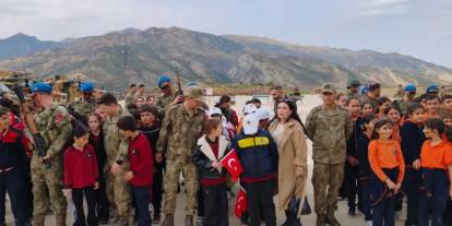 Öğrenciler, “Mehmetçiklerle Bir Gün” Projesi Kapsamında Askerlerle Buluştu