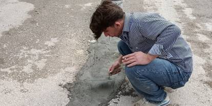 Çukurlu Yolu Vatandaşlar Beton Dökerek Düzeltmeye Çalıştı