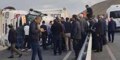 Van-Hakkari yolunda tır devrildi: Sürücü Yaralandı