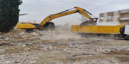 Silopi’de Metruk Binaların Yıkımı Sürüyor