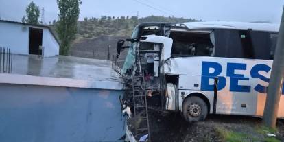 Şırnak’ta Yolcu Otobüsü İle TIR Çarpıştı, Yaralılar Var