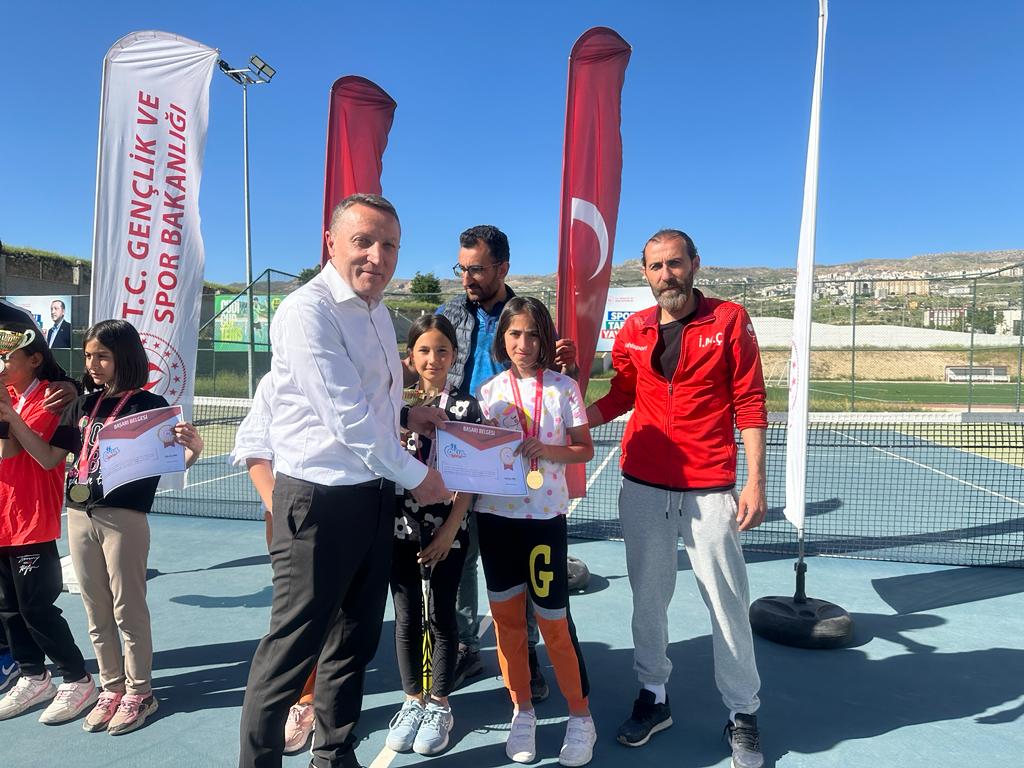 aa-20230507-31073462-31073460-okul-sporlari-minikler-tenis-bolge-birinciligi-musabakalari-sona-erdi.jpg