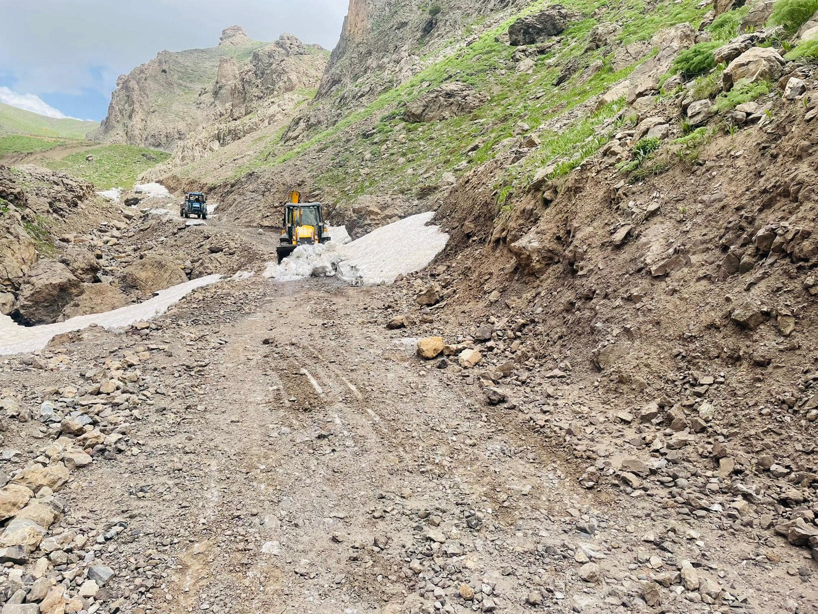 aa-20230618-31460996-31460991-hilal-belediyesince-yayla-yollarinin-ulasima-acilmasi-icin-calisma-yurutuluyor-1.jpg