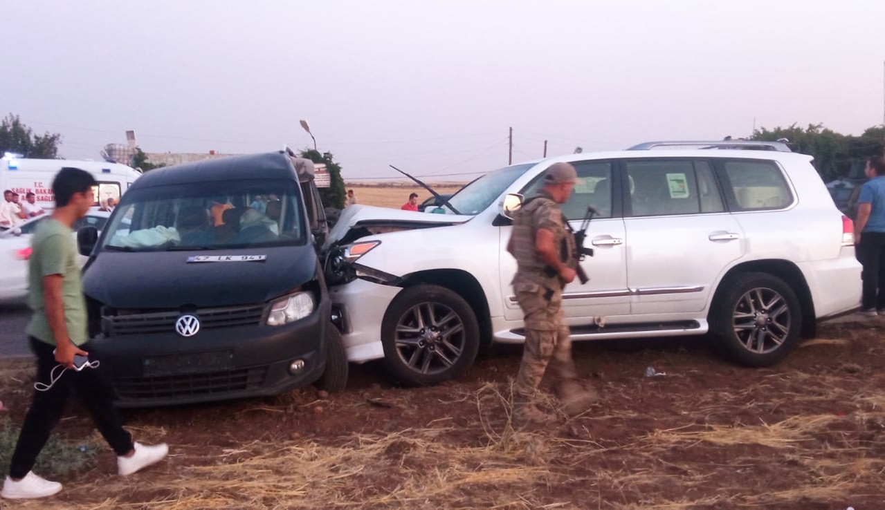 aa-20230819-31952010-31952009-sirnakta-hafif-ticari-arac-ile-cipin-carpismasi-sonucu-6-kisi-yaralandi.jpg