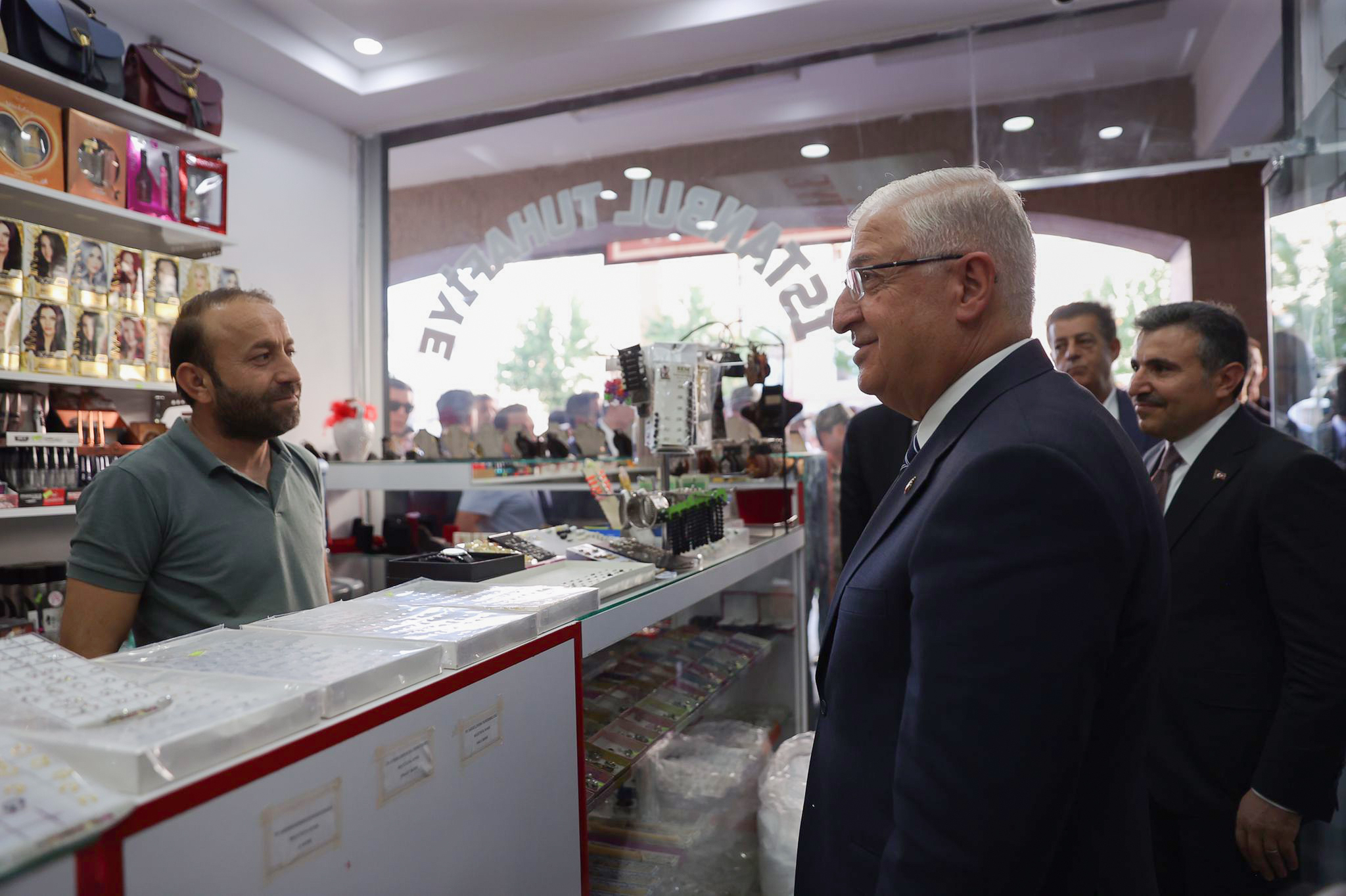aa-20230822-31972741-31972740-milli-savunma-bakani-guler-sirnakta-esnafi-ziyaret-etti-genclerle-bulustu.jpg