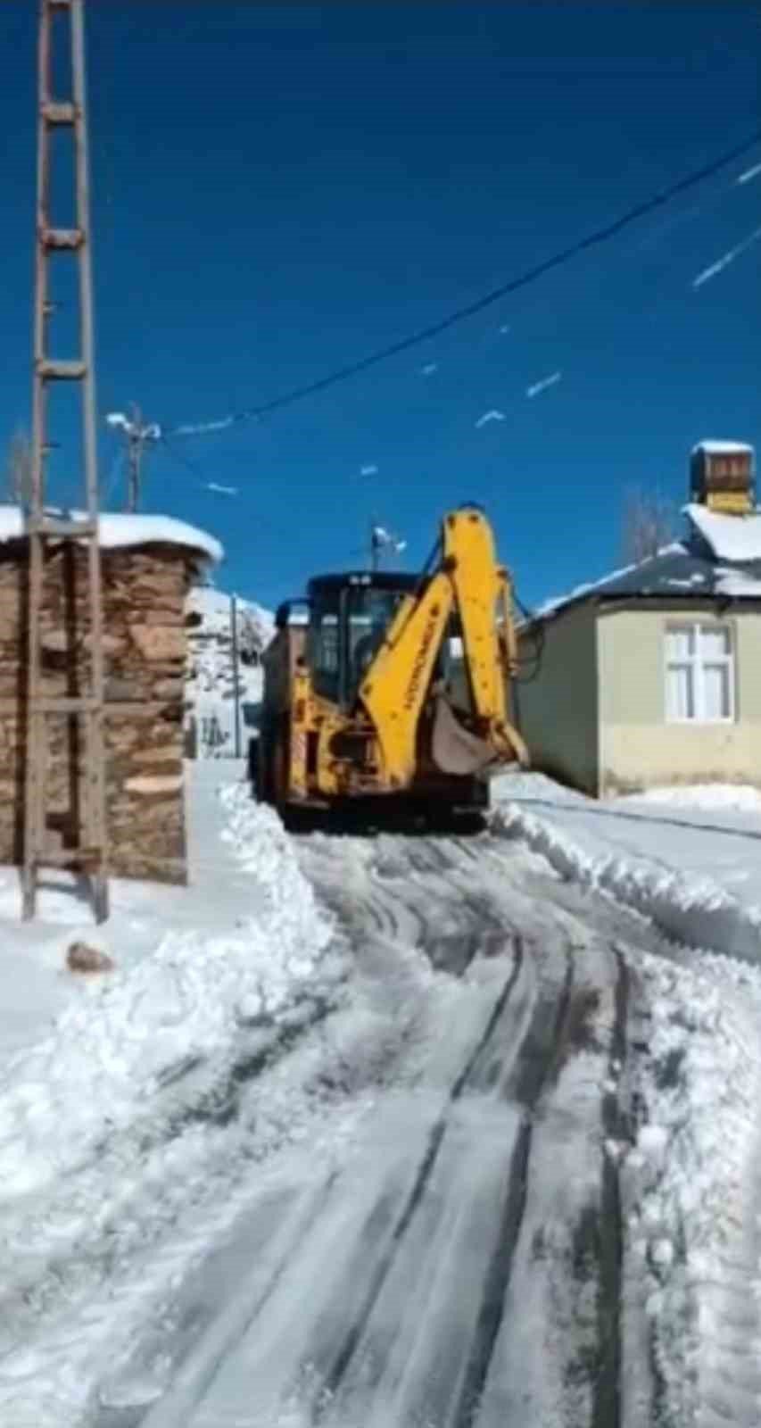 Karda Mahsur Kalan 6 Kişi Kurtarıldı, Köy Yolları Ulaşıma Açıldı