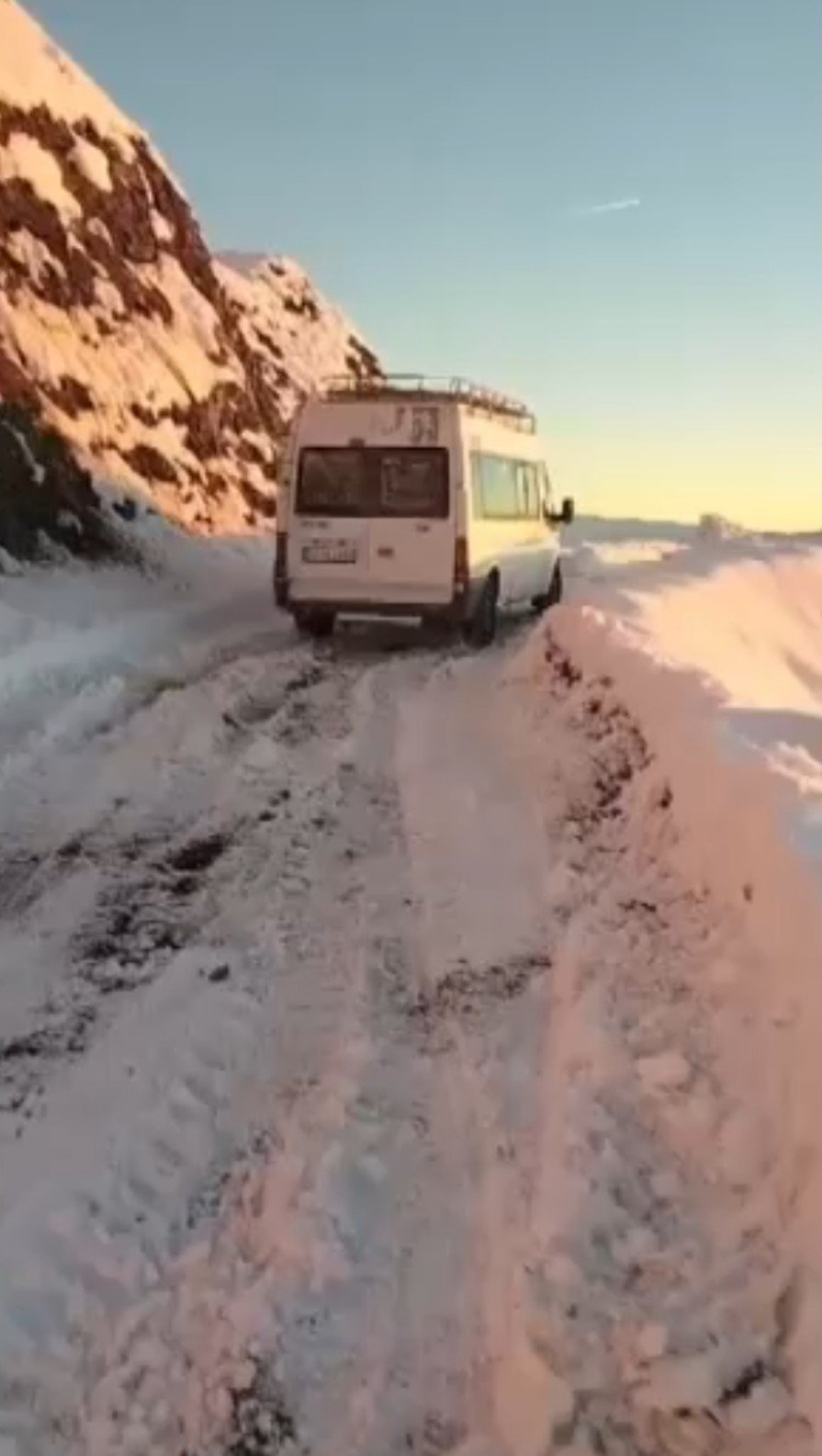 Karda Mahsur Kalan 6 Kişi Kurtarıldı, Köy Yolları Ulaşıma Açıldı