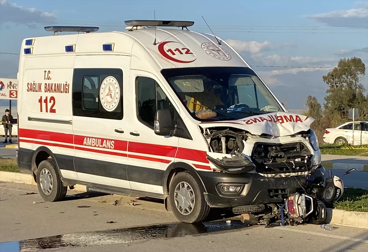 antalyada-ambulans-ile-carpisan-motosikletin-surucusu-oldu-ee35c98-jpg.webp