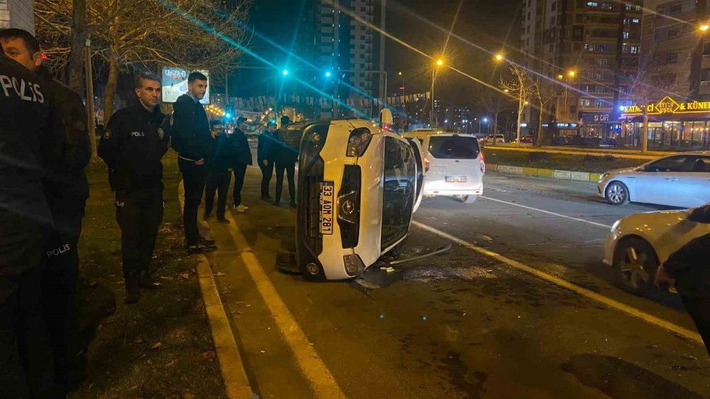 Diyarbakır’da Seyir Halinde El Freni Çekilen Otomobil Takla Attı