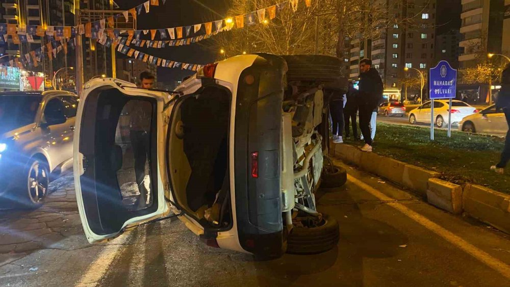 Diyarbakır’da Seyir Halinde El Freni Çekilen Otomobil Takla Attı