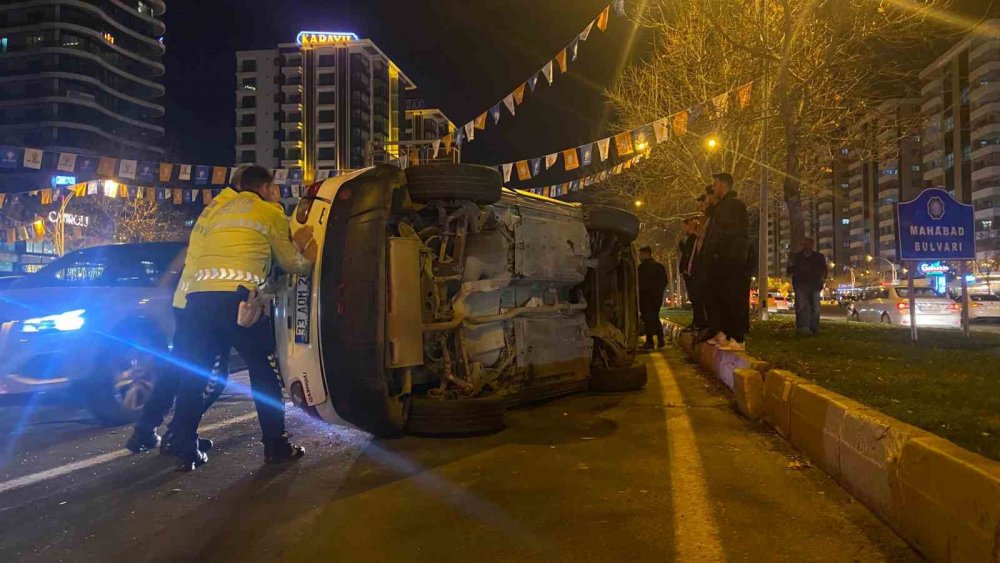 Diyarbakır’da Seyir Halinde El Freni Çekilen Otomobil Takla Attı