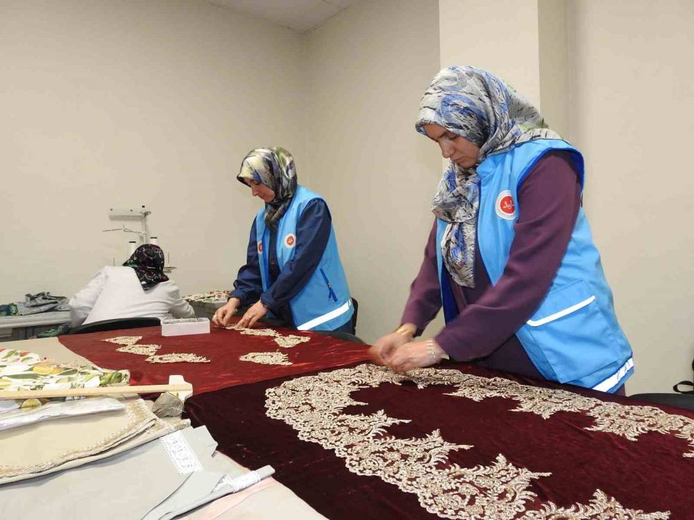 Annelere ve Genç Kızlara En Mutlu Günlerinde Anlamlı Hediye