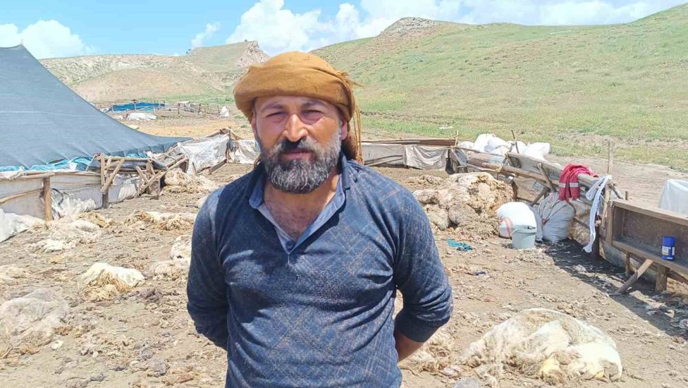 Yaylada Kalan Göçerler Peynir Üretiyor