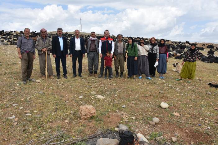 aa-20250525-38073848-38073846-sirnakta-gocerler-hayvanlarini-yaylalara-goturmek-icin-yola-koyuldu-min.jpg