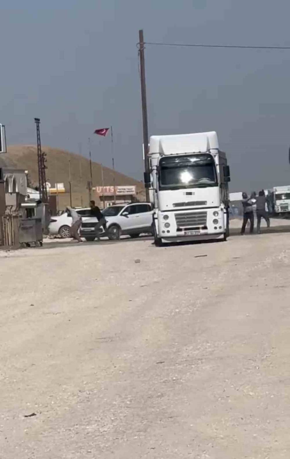 Mardin’de Şoförlerin Ayakkabılı Tekmeli Yol Kavgası