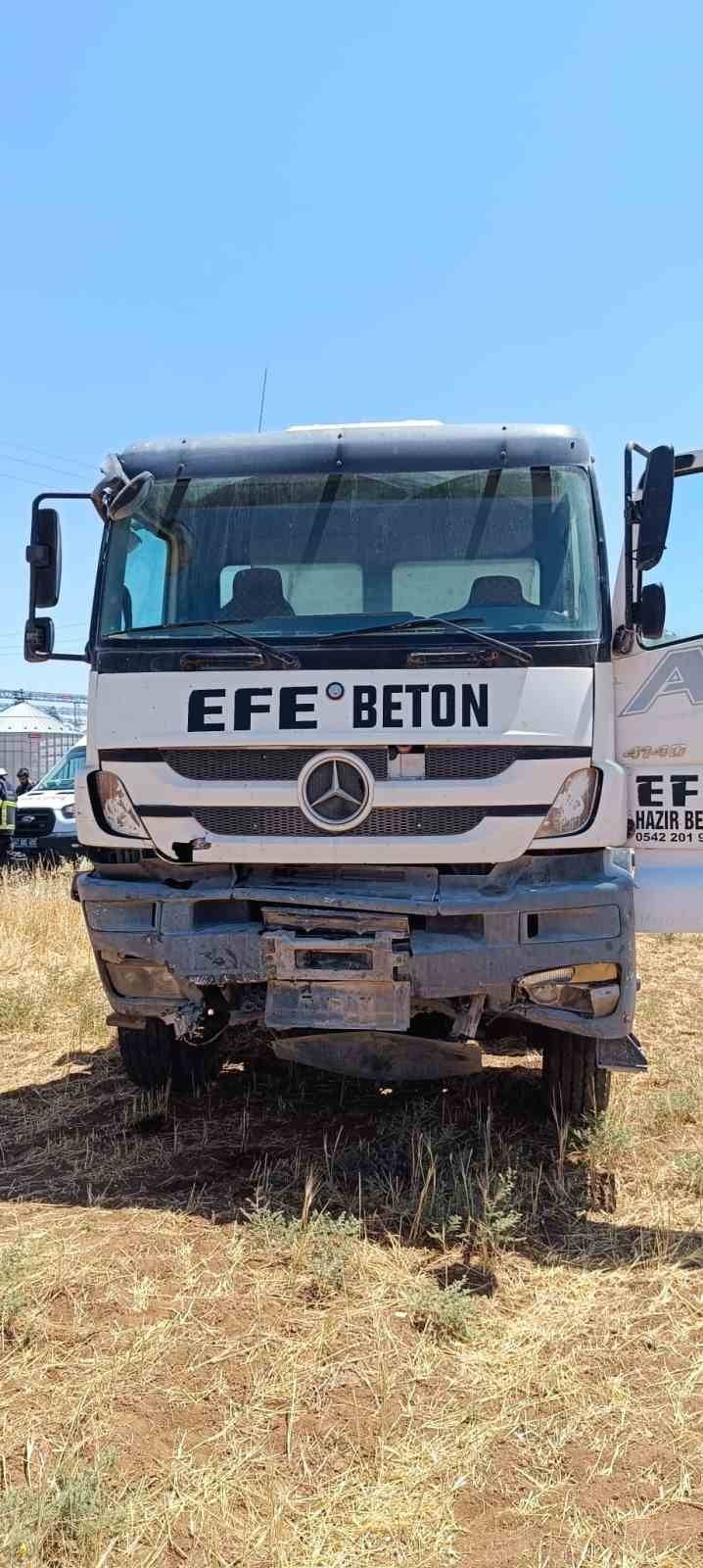Beton Mikseri İle Otomobil Çapıştı: 2 Ölü, 1 Yaralı