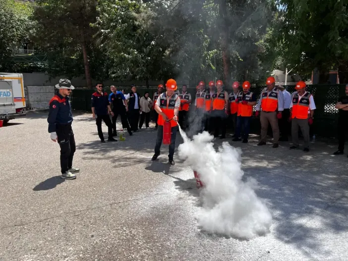 konutlardaki-tehlikelerden-olan-yanginlar-can-kayiplarinin-yani-sira-mulklerin-yok-olmasibinalarin-gecici-veya-kalici-olarak-kullanim-disi-kalmasi-gibi-ciddi-ekonomik-ve-insani-sonuclar-dogurmakt-2.webp