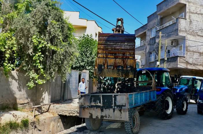 belediyemiz-emektarlari-nur-mahallesinde-devam-eden-acik-yagmurlama-kanali-temizligi-calismalarini-surduruyor-temiz-bir-cevre-saglikli-bir-gelecek-icin-calismalarimiz-araliksiz-suruyor-4.jpg