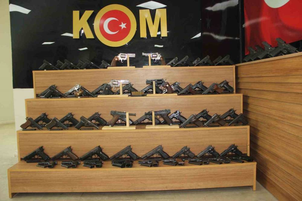 Durdurulan Araçta İkinci Dünya Savaşı’nda Kullanılan Silahlar Bulundu