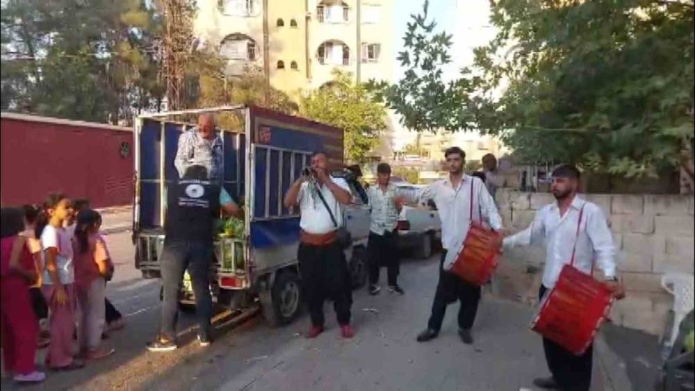Davul Zurna Eşliğinde 7 Ton Karpuzu 10 Dakikada Dağıttı
