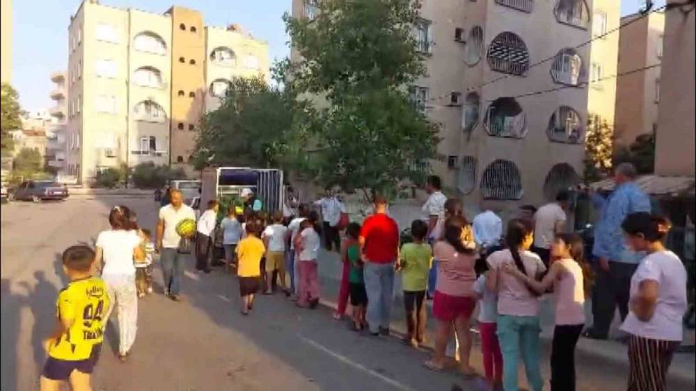 Davul Zurna Eşliğinde 7 Ton Karpuzu 10 Dakikada Dağıttı