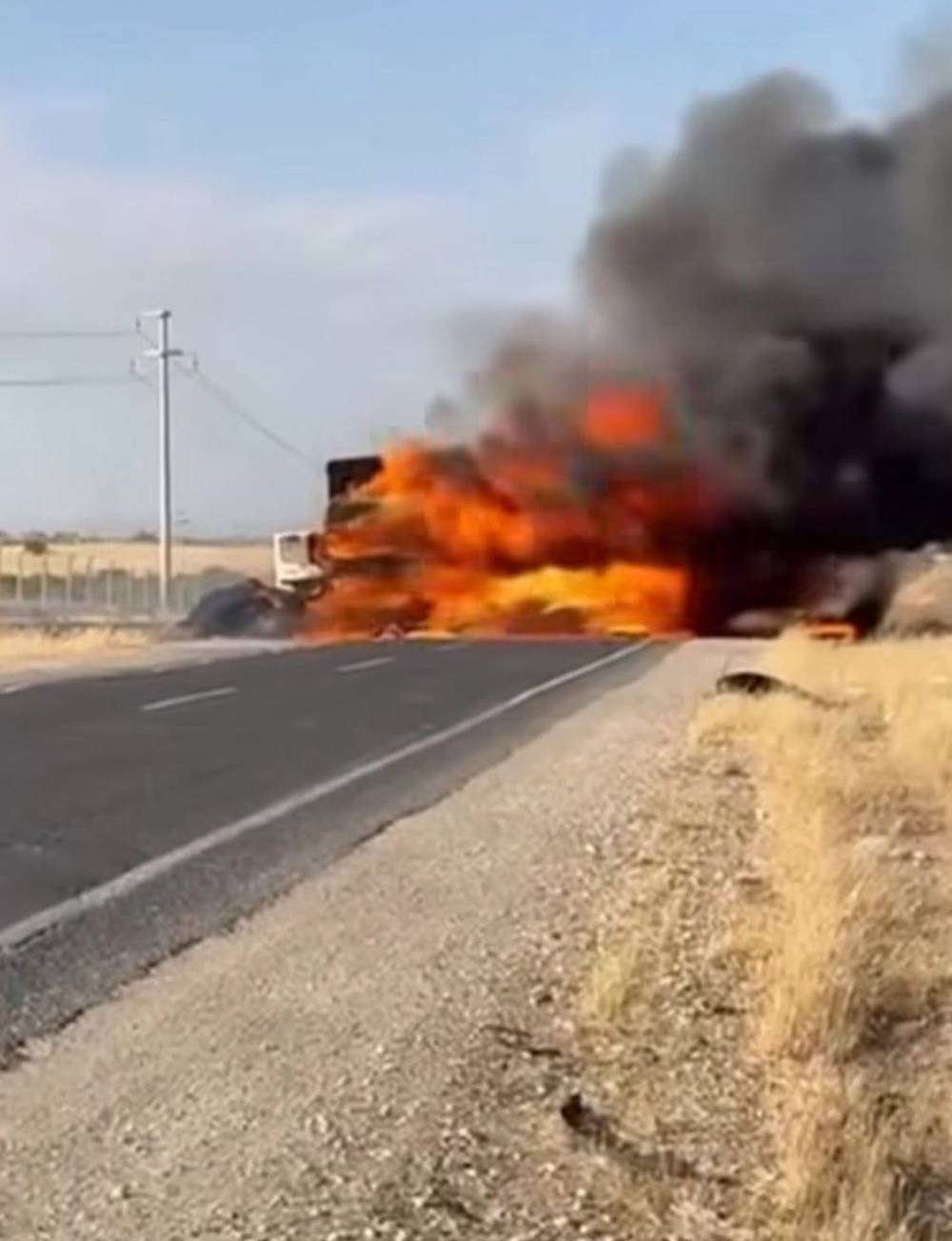 Şanlıurfa’da Alev Alan Tır Kullanılamaz Hale Geldi