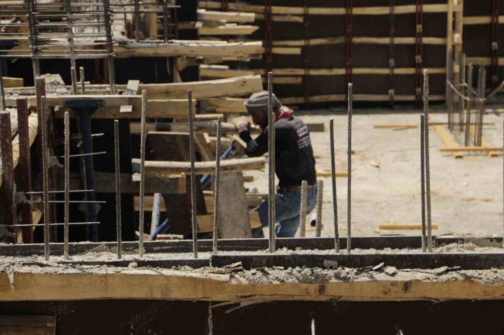 Diyarbakır'da inşaat işçilerinin 49 derece kavurucu sıcaklar altında çalışıyor