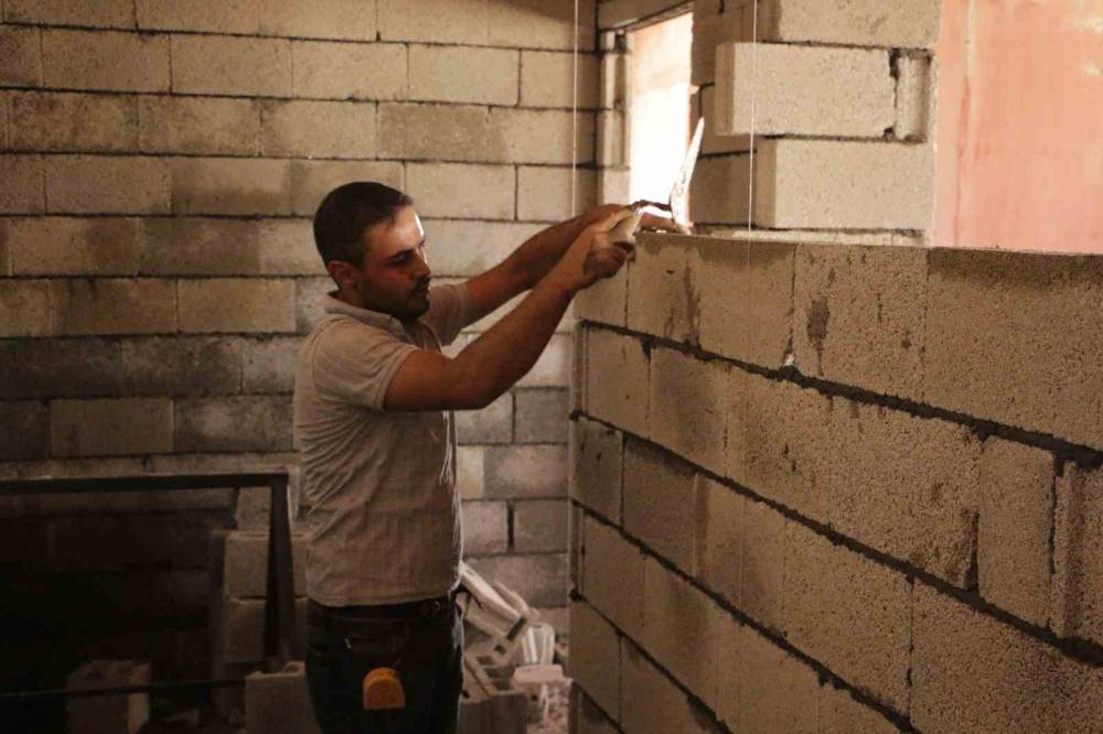 Diyarbakır'da inşaat işçilerinin 49 derece kavurucu sıcaklar altında çalışıyor