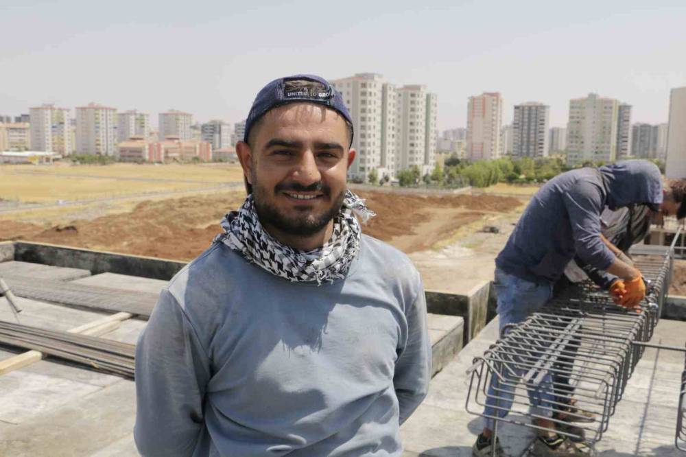 Diyarbakır'da inşaat işçilerinin 49 derece kavurucu sıcaklar altında çalışıyor