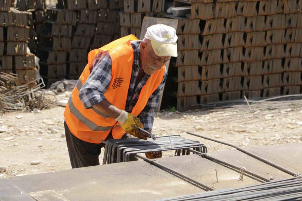 Diyarbakır'da inşaat işçilerinin 49 derece kavurucu sıcaklar altında çalışıyor