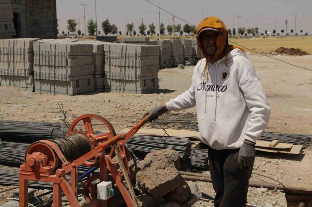 Diyarbakır'da inşaat işçilerinin 49 derece kavurucu sıcaklar altında çalışıyor