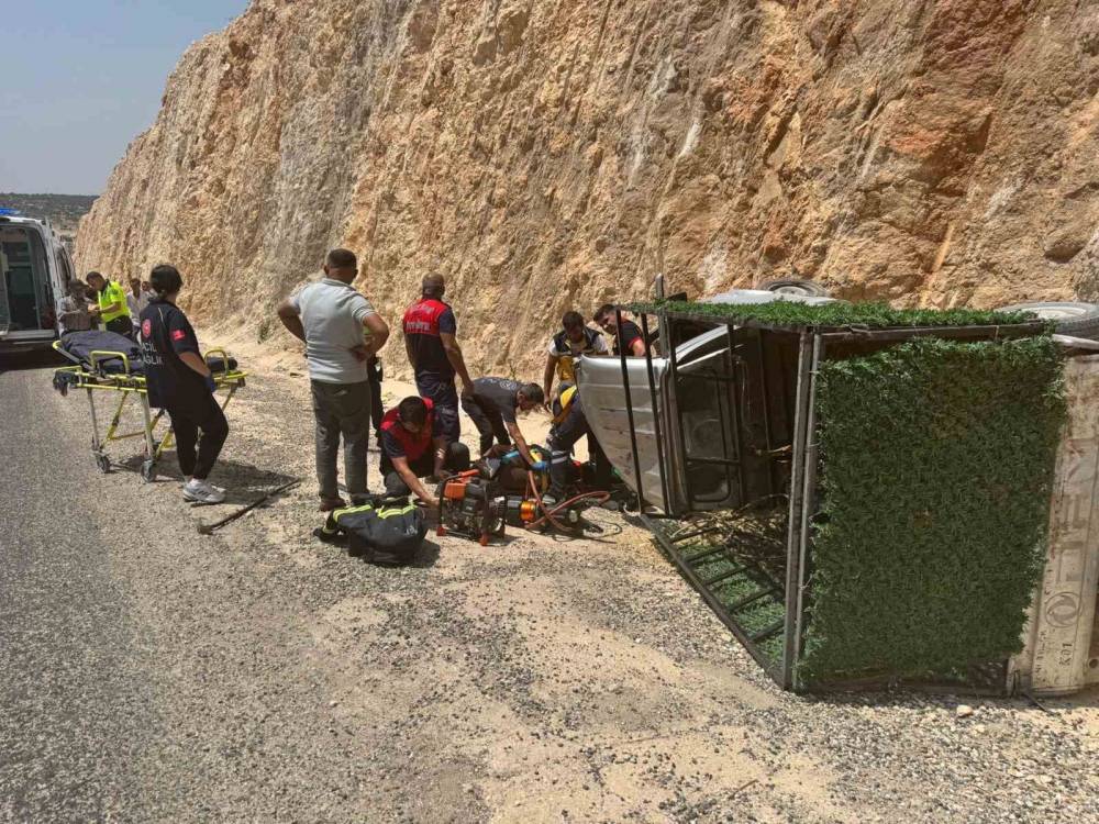 Şarampole Devrilen Kamyonetin Sürücüsü Yaralandı