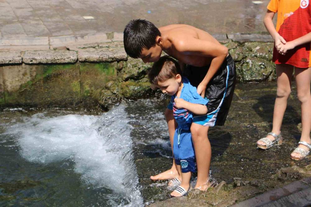 Diyarbakırlı Çocuklar Yataktan Kalkıp Süs Havuzuna Koşuyor