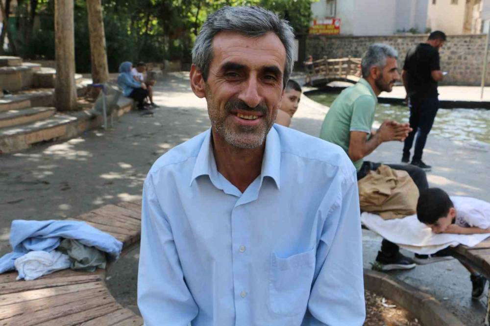 Diyarbakırlı Çocuklar Yataktan Kalkıp Süs Havuzuna Koşuyor