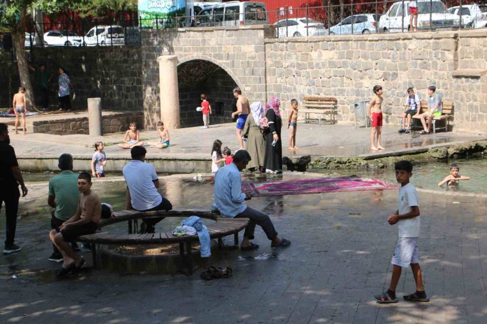 Diyarbakırlı Çocuklar Yataktan Kalkıp Süs Havuzuna Koşuyor