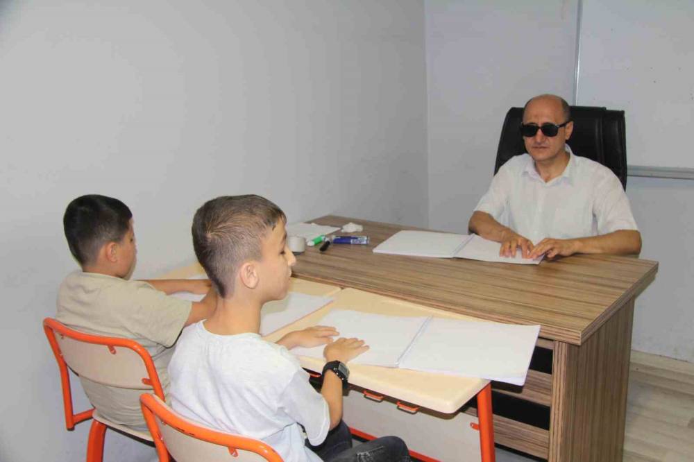 Görme Engelliler, Kur’an-ı Kerim’i Parmaklarının Ucuyla Öğreniyor