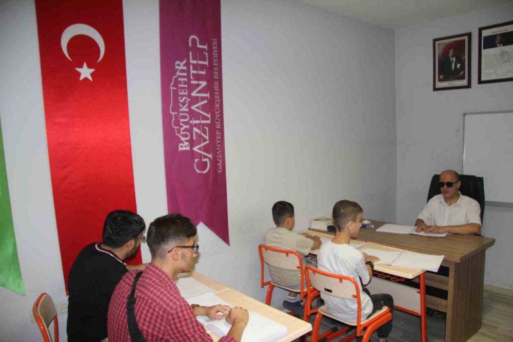 Görme Engelliler, Kur’an-ı Kerim’i Parmaklarının Ucuyla Öğreniyor