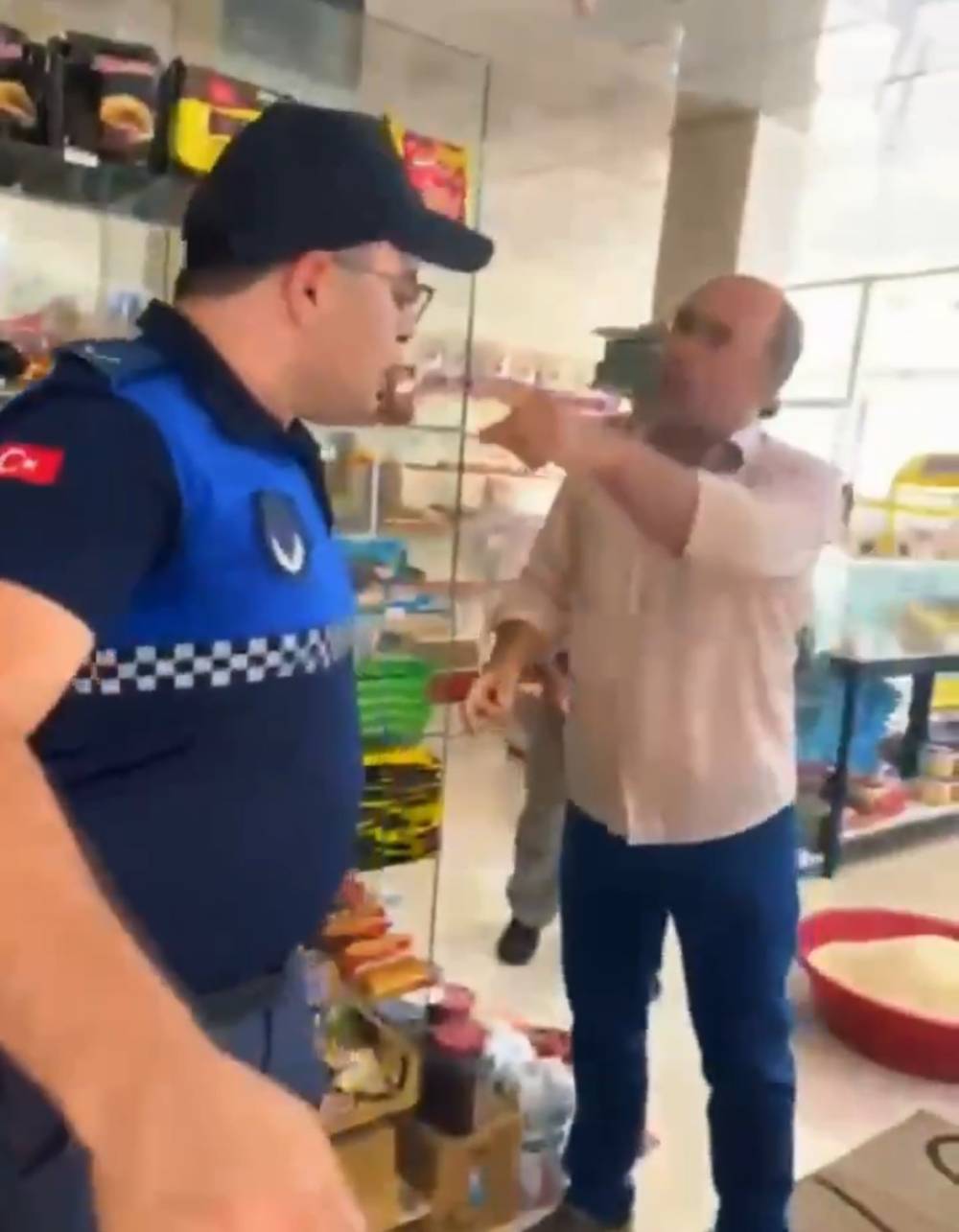 Zabıtaya Çirkin Saldırı: İtti, Dükkandan Kovdu, Tehdit Etti