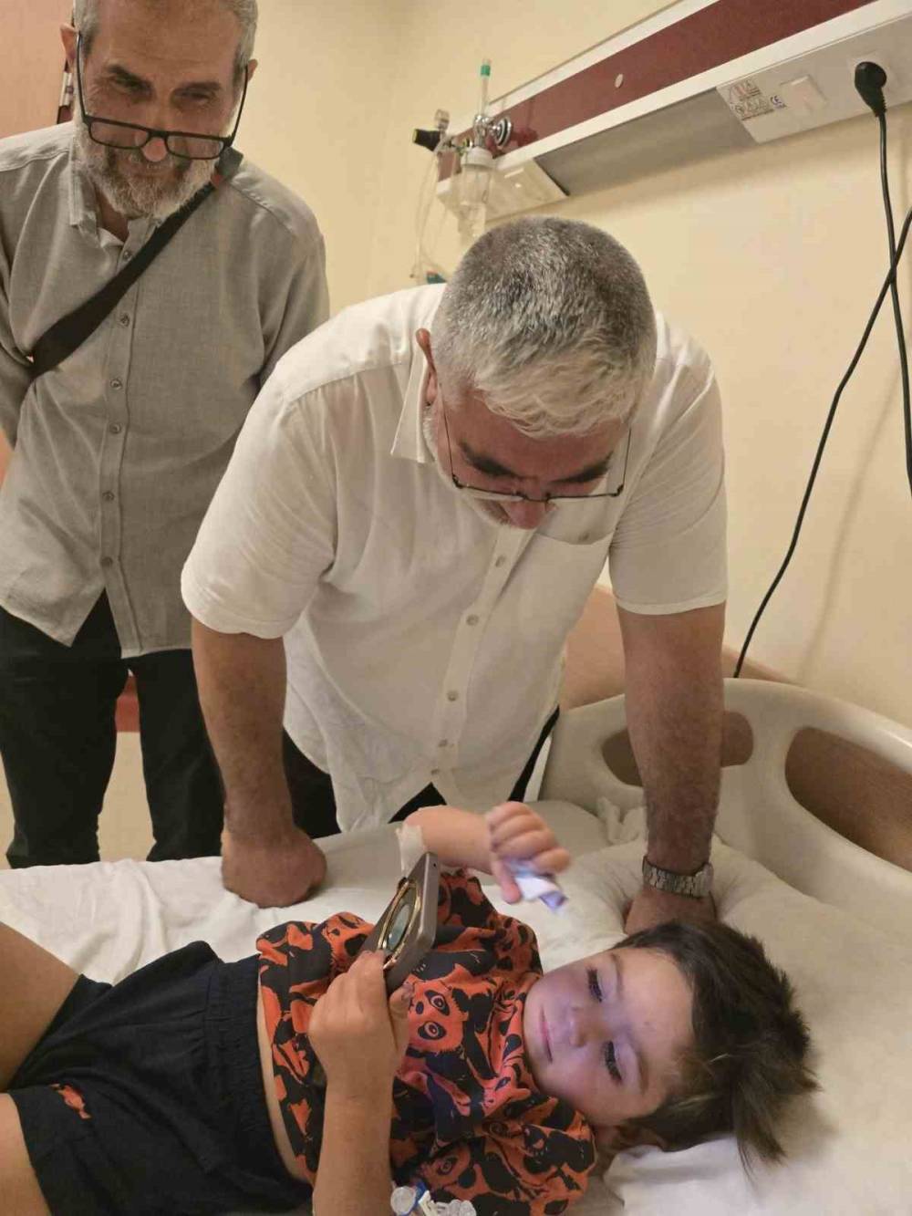 Suriye’de Kuyuya Düşen Çocuk Kurtarılarak Tedavi İçin Şanlıurfa’ya Getirildi