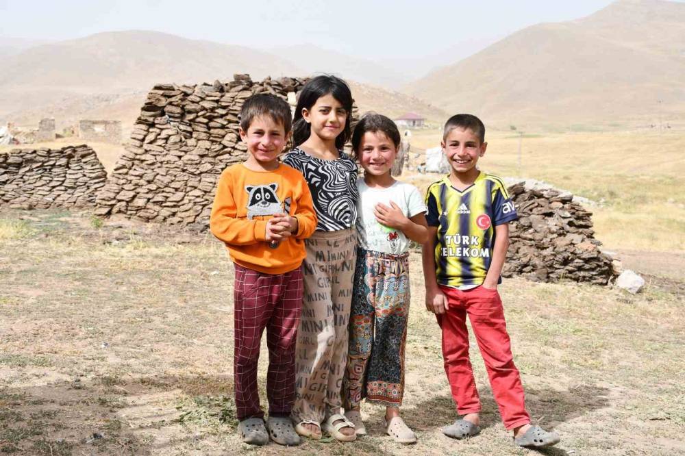 Şırnak'ta tezek toplayan çocuklar, kış hazırlığı yapan ailelerine yardım ediyor