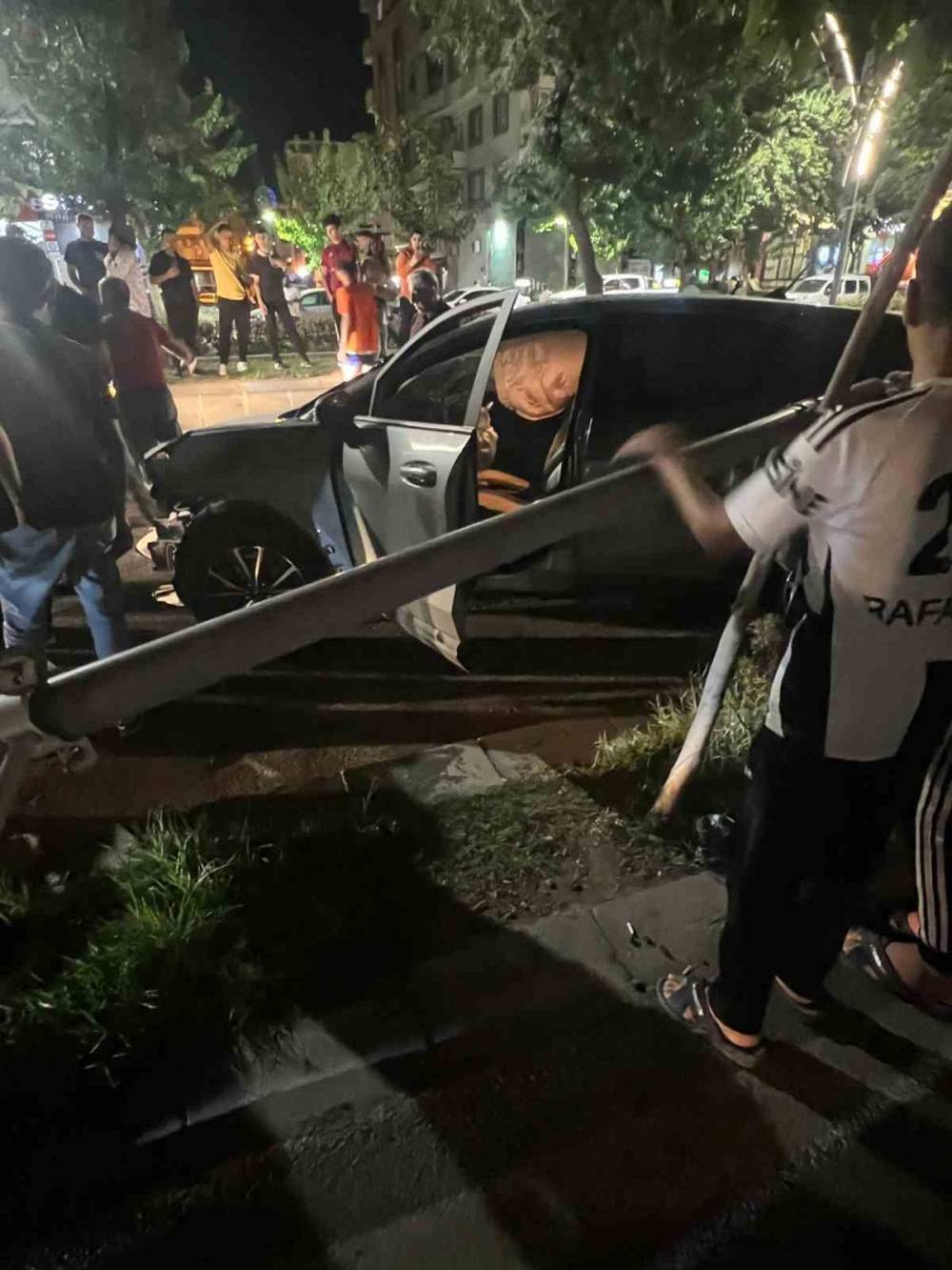 Batman’da Trafik Kazası, Otomobil Aydınlatma Direğine Çarptı