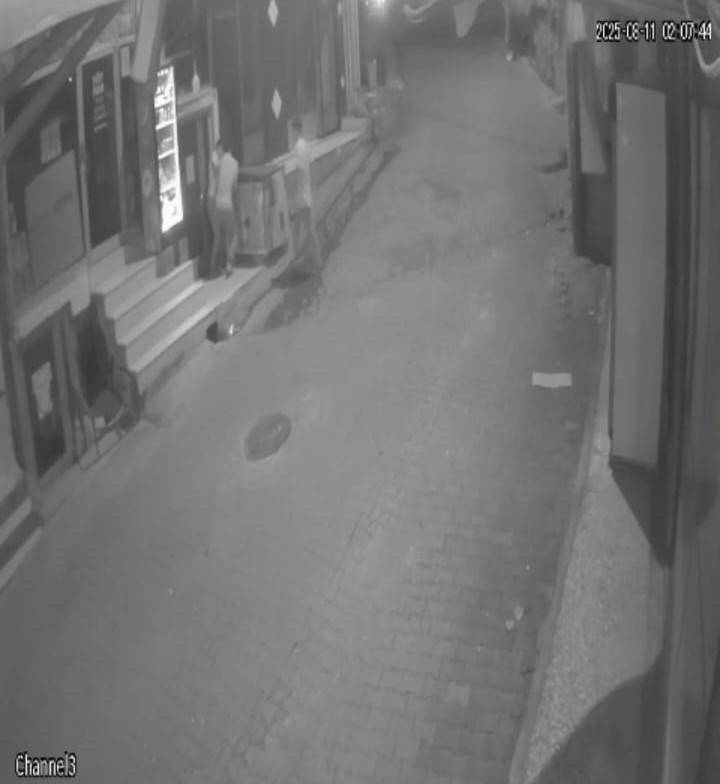 Dondurma Dolabından Hırsızlık Yapan 3 Kişi Yakalandı