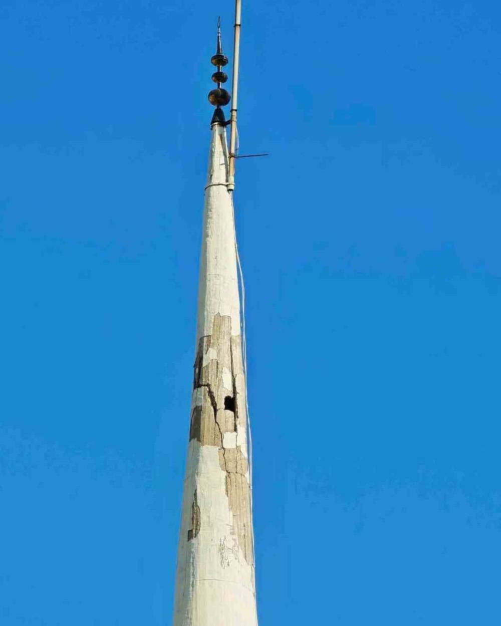 Kurtalan Ulu Cami Minaresinde Tehlike Arz Eden Çatlaklar Oluştu