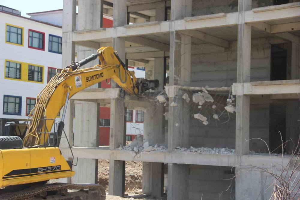 İlginç Olay! Müteahhit Kendisini İhbar Etti: Bina Mühürlenerek Yıkımı Yapıldı