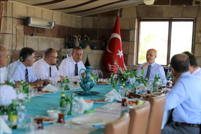 yok-baskani-prof-dr-ozvar-ahlat-ta-rektorlerle-bulustu-c044fb90-85ea-402b-9811-77dd1c757ec1.jpeg