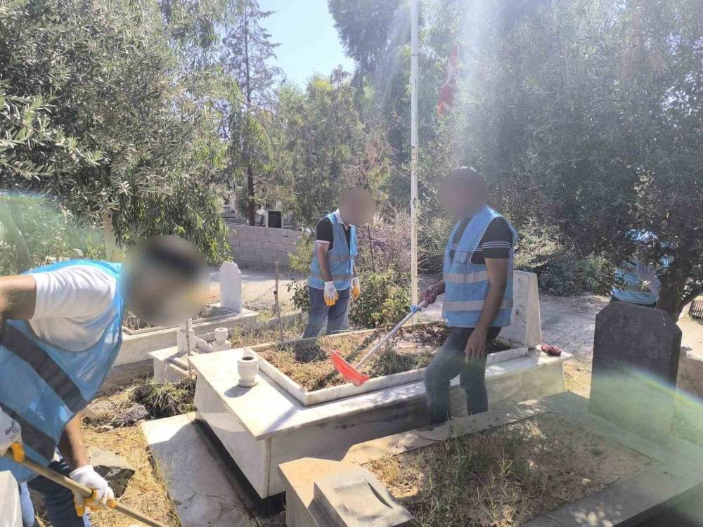 Cizre’de Denetimli Serbestlik Yükümlüleri Şehit Kabirlerini Temizledi
